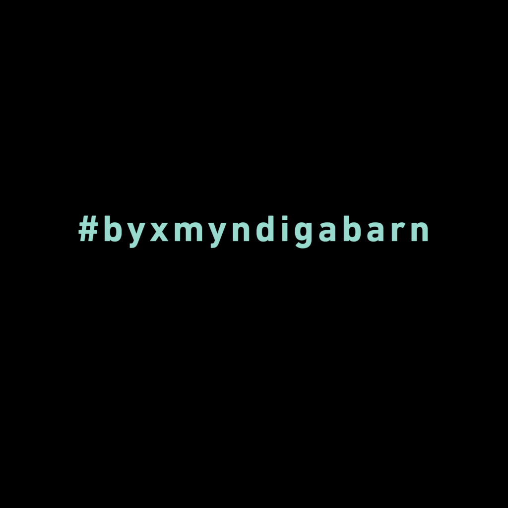 Hashtag #byxmyndigabarn skriven i turkosgrönt mot svart bakgrund.